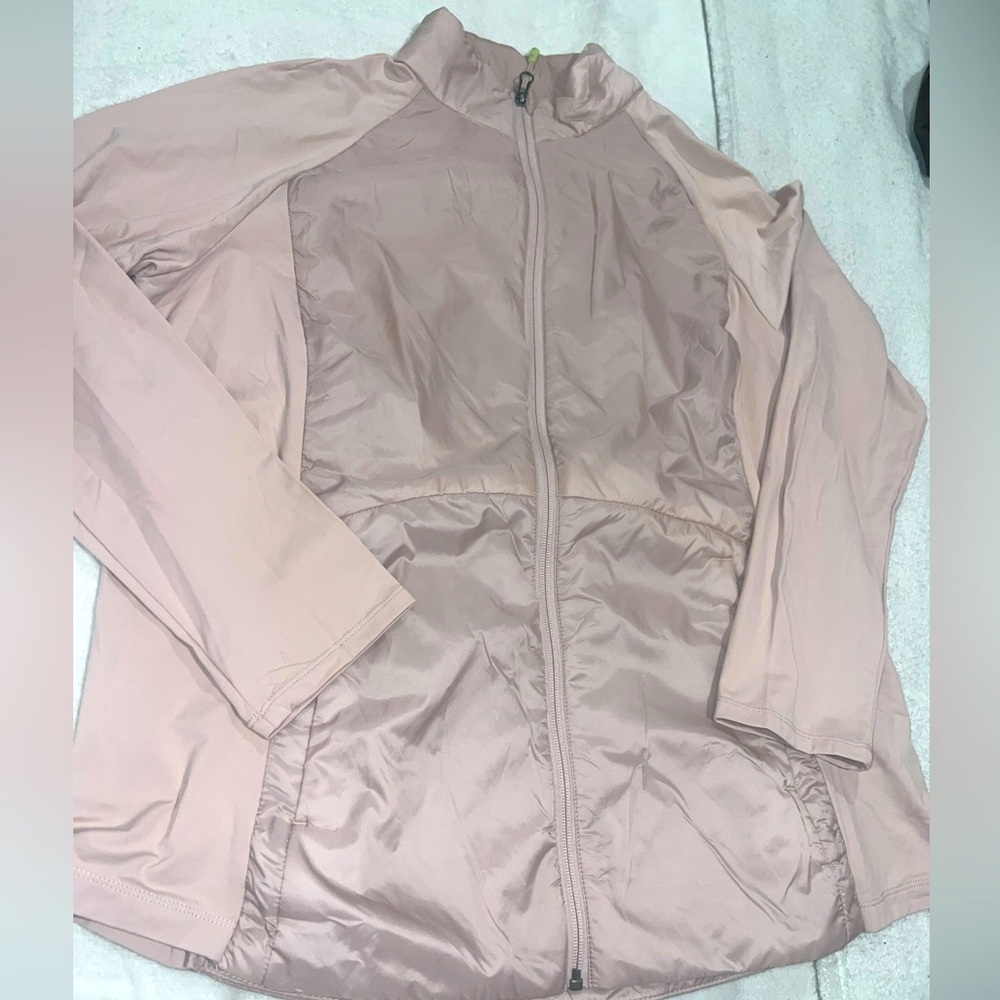 32 degree warm light jacket in a large. Mauve pink new without tags